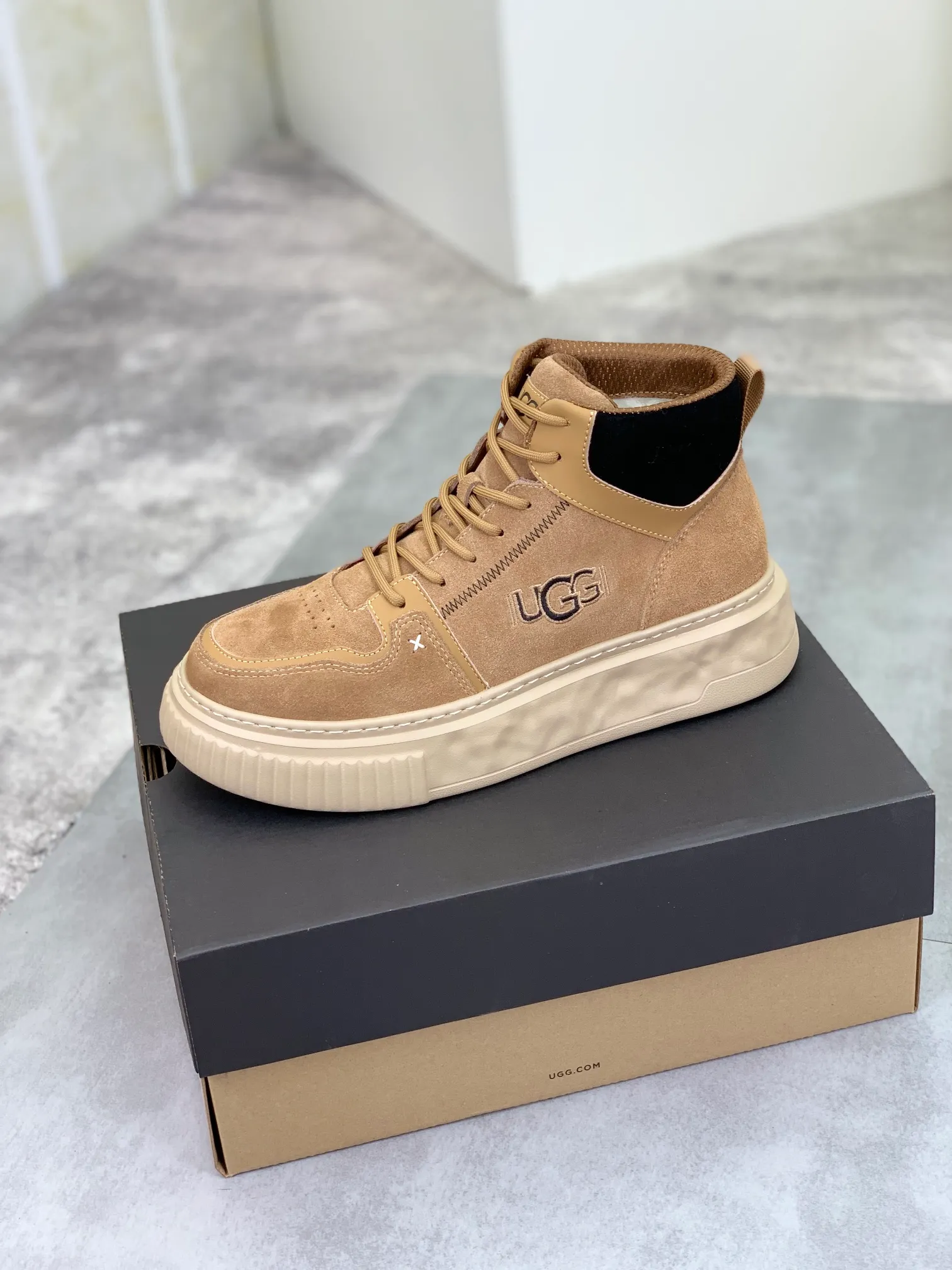 Men's shoes 💰P640 [New style] 💰 🆘 "Real wool" [UGG] 👉The popular men's shoes are synchronized with the official website 🔰The quality of the genuine products [satisfied] is not comparable to the imitations in the general market 🌀The upper is imported Italian frosted cowhide, and the lining is: foot pad 🅰️ grade 🐑Real wool👻Only Grade A can show the effect The hand feels smooth and delicate 🔱The shoe shape is grand, only genuine manufacturers can achieve it 🎄The perfect toughness of the original outsole 👻⬛️ can allow customers to bid farewell to one-time consumption. Real wool lining, super warm. Available in brown or gray. Number of yards: 39-44